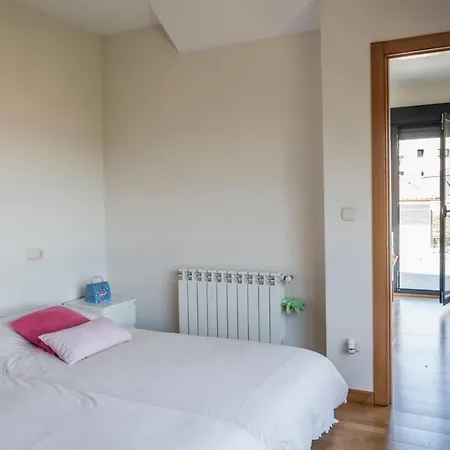 Grande Unifamiliar Con Jardin En