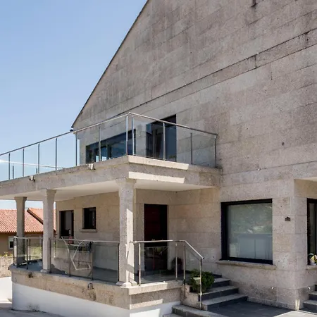 Grande Unifamiliar Con Jardin En