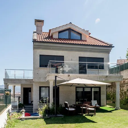 Grande Unifamiliar Con Jardin En *